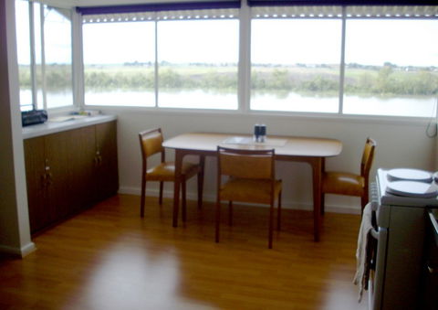 Riverfront Holiday House - SA Accommodation 2