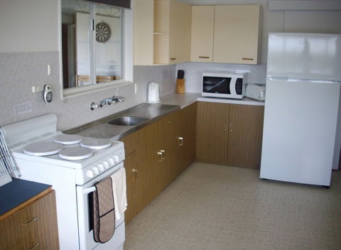 Riverfront Holiday House - SA Accommodation 3