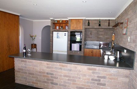 Three Hut Point Waterfront Accommodation - SA Accommodation 2