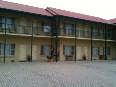 Golden Guitar Motor Inn - SA Accommodation 3