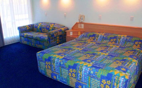 Runaway Bay Motor Inn - SA Accommodation 2