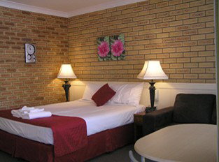 Blue Violet Motor Inn - SA Accommodation 0