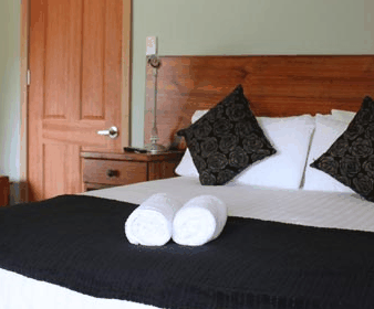 Tullah Lakeside Chalets - SA Accommodation