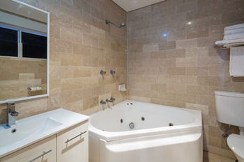 Metro Mirage Hotel Newport - SA Accommodation 11