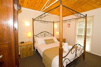 Hill 'N' Dale Farm Cottages - SA Accommodation 4