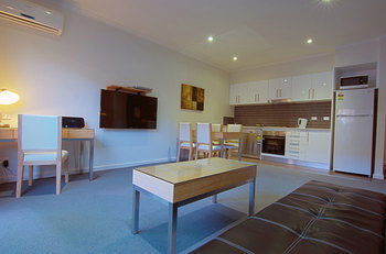 Buckingham International Serviced Apartments - SA Accommodation 13