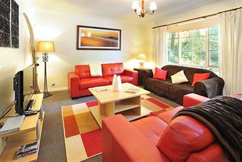 Holly Lodge - SA Accommodation 6