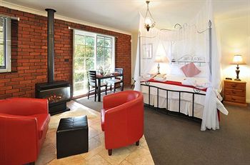 Holly Lodge - SA Accommodation 7