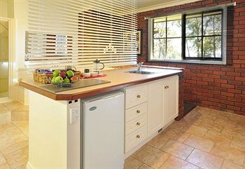 Holly Lodge - SA Accommodation 9