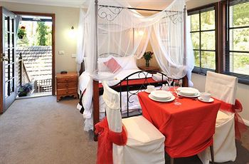 Holly Lodge - SA Accommodation 11