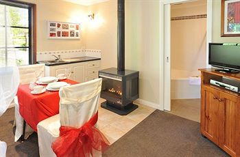 Holly Lodge - SA Accommodation 12
