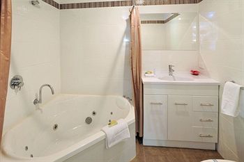 Holly Lodge - SA Accommodation 13
