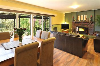 Holly Lodge - SA Accommodation 17