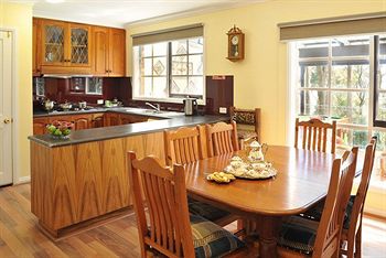 Holly Lodge - SA Accommodation 20