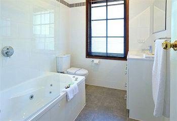 Holly Lodge - SA Accommodation 24