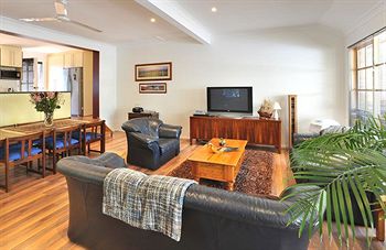 Holly Lodge - SA Accommodation 28