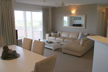 Beachside Resort - Kawana Waters - SA Accommodation 8