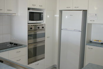 Beachside Resort - Kawana Waters - SA Accommodation 10