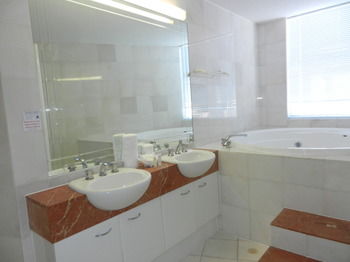 Beachside Resort - Kawana Waters - SA Accommodation 36