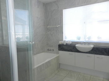 Beachside Resort - Kawana Waters - SA Accommodation 37