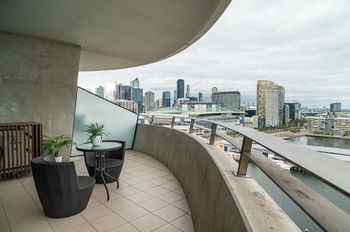 AKOM Docklands - SA Accommodation 39