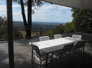 Treetops Accommodation Montville - SA Accommodation 3