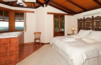 Treetops Accommodation Montville - SA Accommodation 23