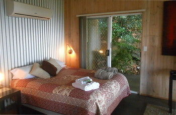 Treetops Accommodation Montville - SA Accommodation 24