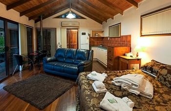 Treetops Accommodation Montville - SA Accommodation 25