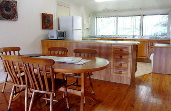 Treetops Accommodation Montville - SA Accommodation 32