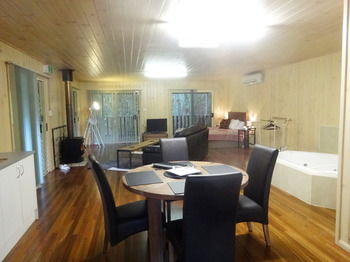 Treetops Accommodation Montville - SA Accommodation 44