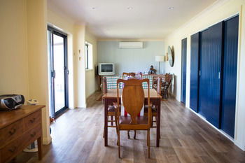 The Wattle Lodge - SA Accommodation 14