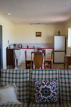 The Wattle Lodge - SA Accommodation 16