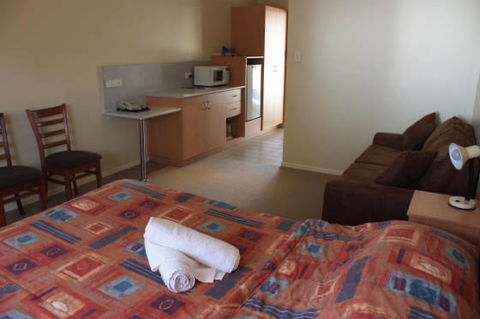 Country Roads Motor Inn - Gayndah - SA Accommodation 2