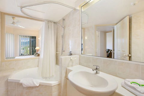 Tropic Towers Apartments - SA Accommodation 12
