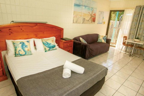 Tropical Palms Resort & 4WD Hire - SA Accommodation 1