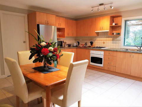Huntington Cottage - SA Accommodation 3