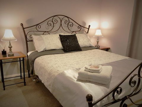 Huntington Cottage - SA Accommodation 6