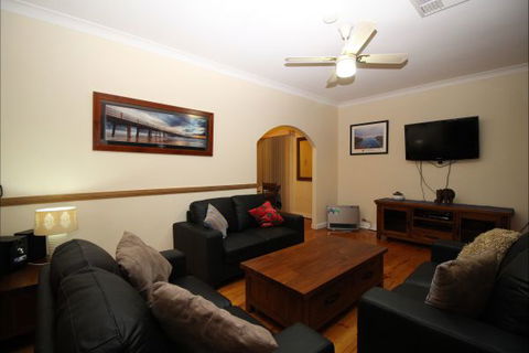 Christies Cottage For Holidays And Relocations. - SA Accommodation 2