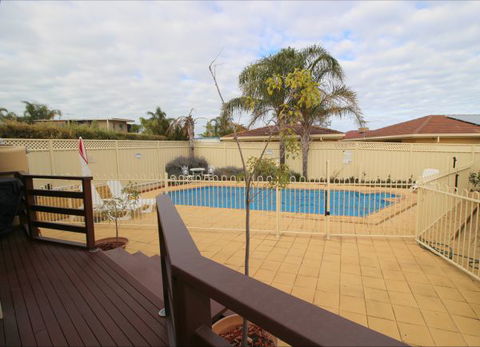 Christies Cottage For Holidays And Relocations. - SA Accommodation 21