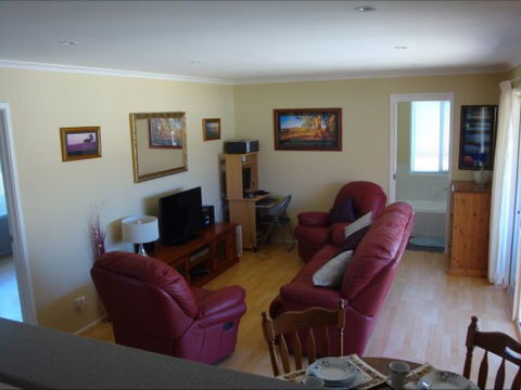 Christies Cottage For Holidays And Relocations. - SA Accommodation 24