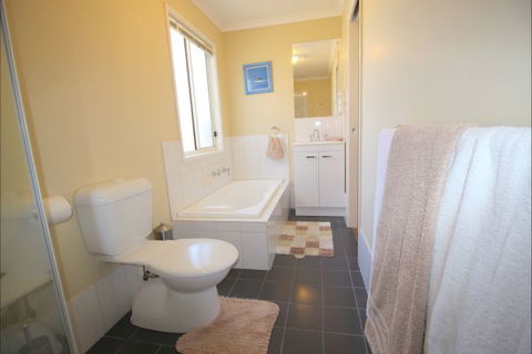 Christies Cottage For Holidays And Relocations. - SA Accommodation 25