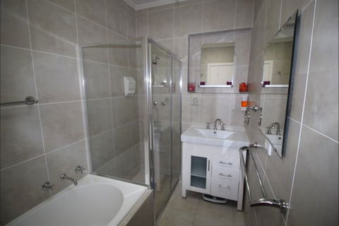 Christies Cottage For Holidays And Relocations. - SA Accommodation 14