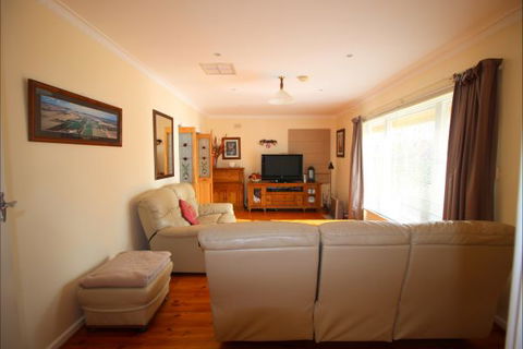 Christies Cottage For Holidays And Relocations. - SA Accommodation 16