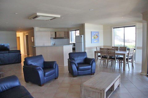 Cliff House Beachfront Villas - SA Accommodation 4