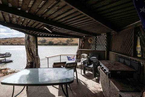 192 Page Drive Blanchetown -River Shack Rentals - SA Accommodation 2