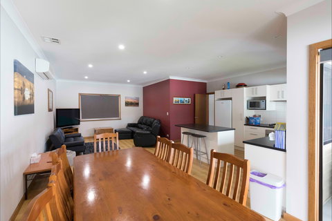192 Page Drive Blanchetown -River Shack Rentals - SA Accommodation 4