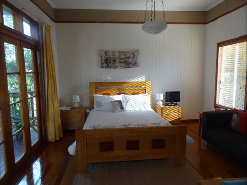 Le Piaf On Treasure Bed And Breakfast - SA Accommodation 0