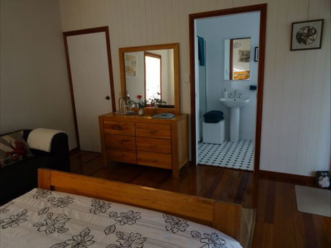 Le Piaf On Treasure Bed And Breakfast - SA Accommodation 5
