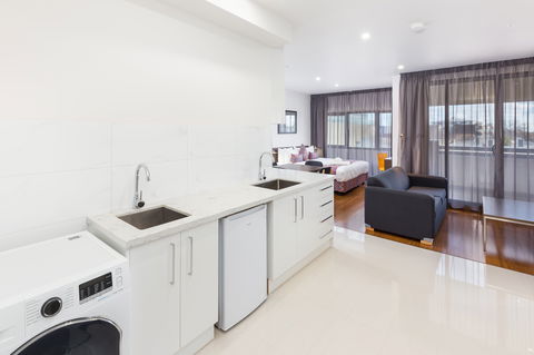 City Edge Dandenong Apartment Hotel - SA Accommodation 2